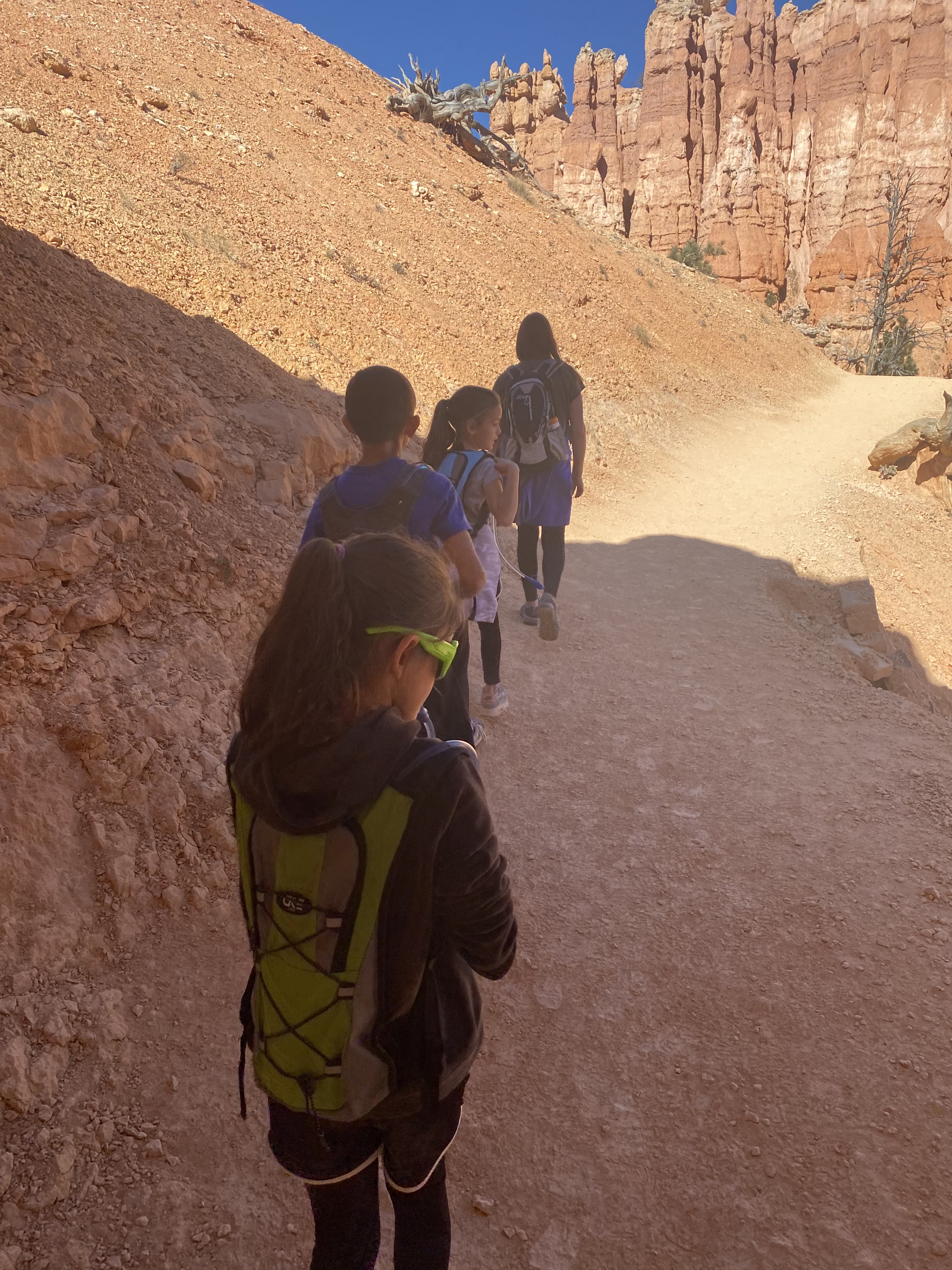 Kids hiking along the Queens Garden Navajo Loop trail at Bryce Canyon National Park