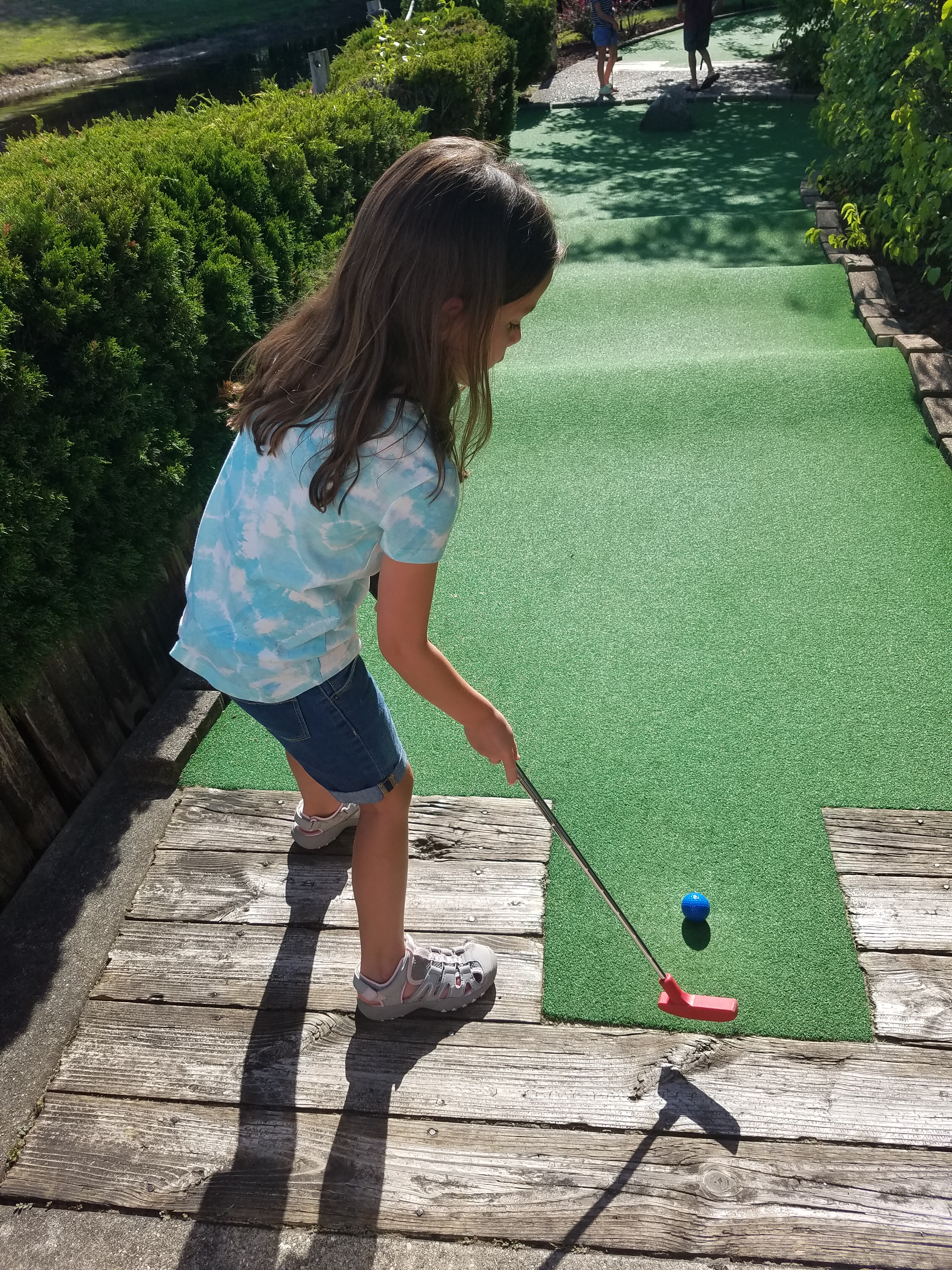 Child playing mini golf at Craig’s Cruisers in Muskegon Michigan.